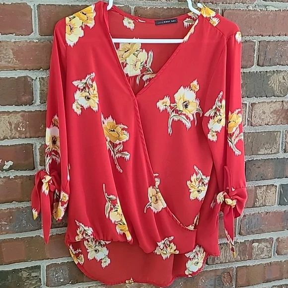 West Kei Red Floral Wrap Blouse, Size Small - Picture 3 of 7